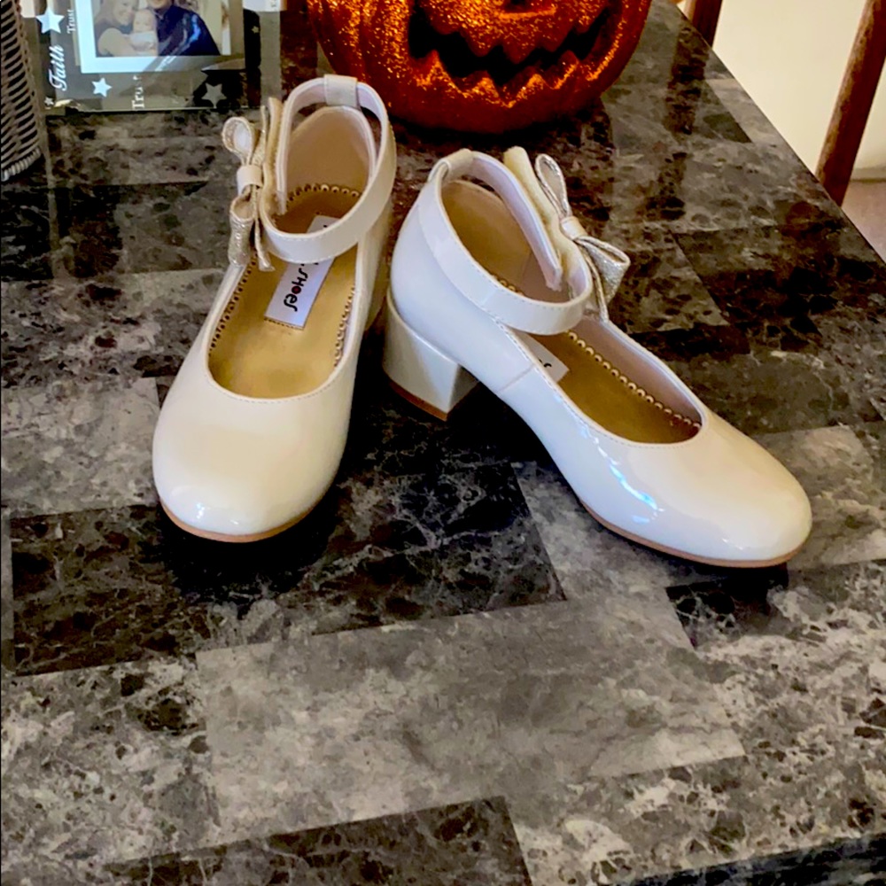 Girls tan shoes